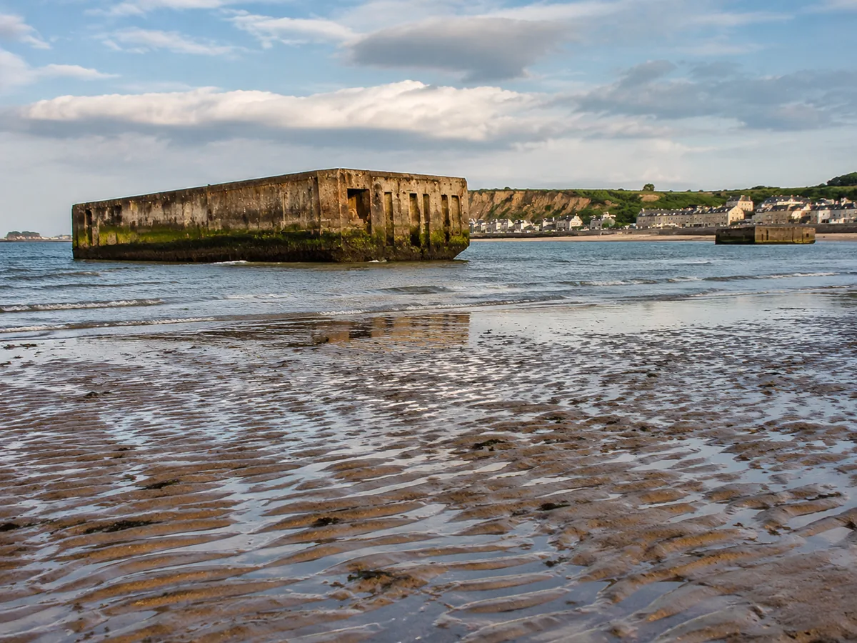 Caissons du port Mulberry au large d’Arromanches