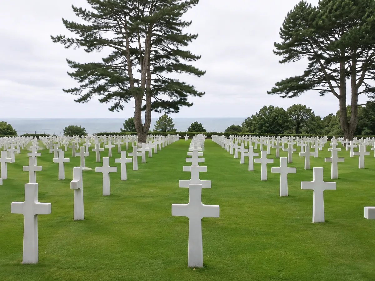 Stèles au Normandy American Cemetery au-dessus de Colleville-sur-Mer