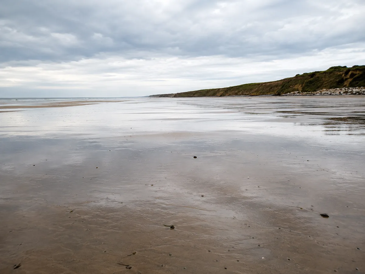 Omaha Beach à marée basse sous les falaises de Saint-Laurent-sur-Mer
