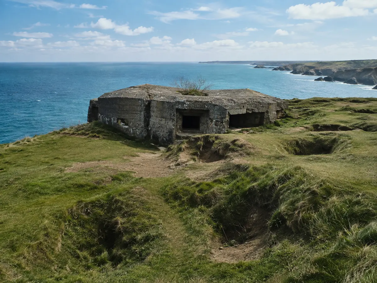 Cratères de bombes et casemates allemandes à la Pointe du Hoc